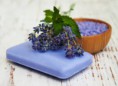 /album/galeria-de-fotos-pagina-inicial/a48010470-spa-products-and-lavender-flowers-on-a-old-wooden-background-jpg/